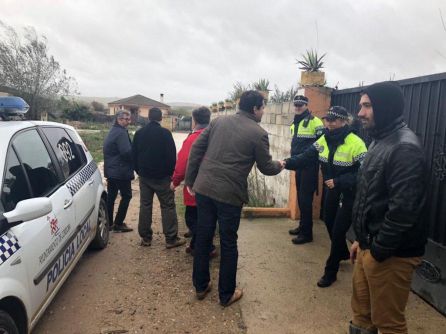 La Policía Local vigila de forma permanente el cauce del río por su hubiera que realizar desalojos en parcelaciones La Policía Local vigila de forma permanente el cauce del río por su hubiera que realizar desalojos en parcelaciones