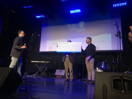 David Vilanova, director de l'àrea de negoci de CaixaBank, entrega un xec de 1000 euros per Cap Nen Sense Joguina David Vilanova, director de l'àrea de negoci de CaixaBank, entrega un xec de 1000 euros per Cap Nen Sense Joguina