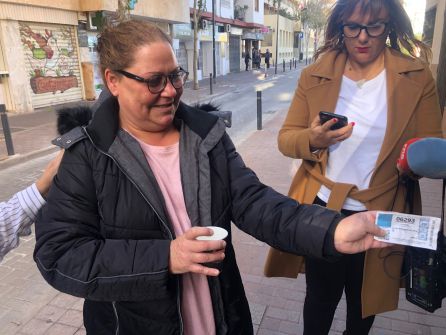 Una de las agraciadas con el quinto premio muestra su décimo Una de las agraciadas con el quinto premio muestra su décimo