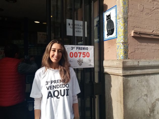 Carmen Sánchez, a las puertas de la administración El Gato Negro en la Avenida de la Constitución Carmen Sánchez, a las puertas de la administración El Gato Negro en la Avenida de la Constitución