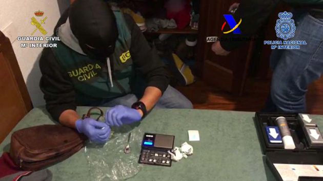 Agentes de la Policía Nacional y de la Guardia Civil analizando la droga incautada en uno de los registros. Agentes de la Policía Nacional y de la Guardia Civil analizando la droga incautada en uno de los registros.