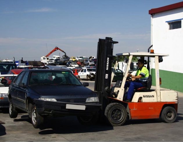 Un vehículo retirado en las instalaciones del desguace ribereño Un vehículo retirado en las instalaciones del desguace ribereño