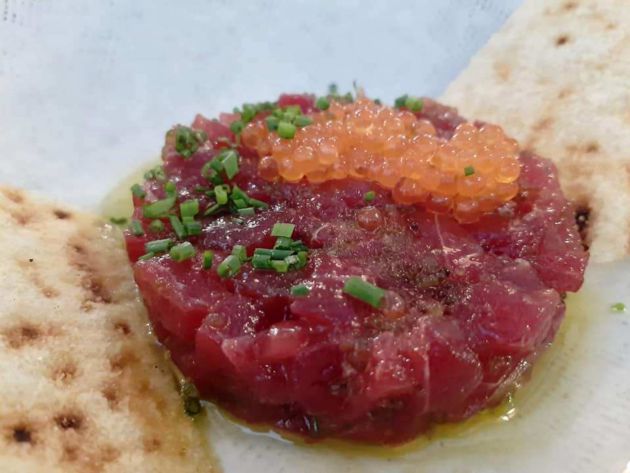 Tartar de atún rojo con trufa y pan sardo Tartar de atún rojo con trufa y pan sardo