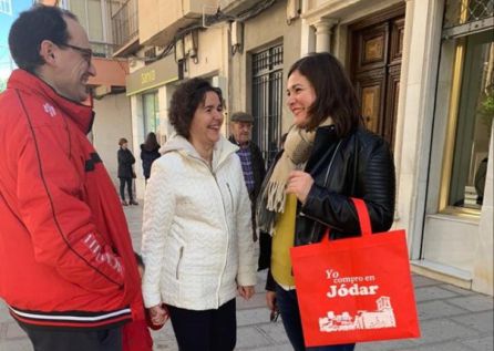 La alcaldesa M.ª Teresa García, a la derecha, conversa con unos vecinos en la primera jornada de reparto, portando una de las bolsas de compra La alcaldesa M.ª Teresa García, a la derecha, conversa con unos vecinos en la primera jornada de reparto, portando una de las bolsas de compra