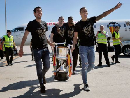 Los capitanes del Valencia CF a la llegada del aeropuerto de València tras haber ganado la final de la Copa del Rey en 2019 Los capitanes del Valencia CF a la llegada del aeropuerto de València tras haber ganado la final de la Copa del Rey en 2019