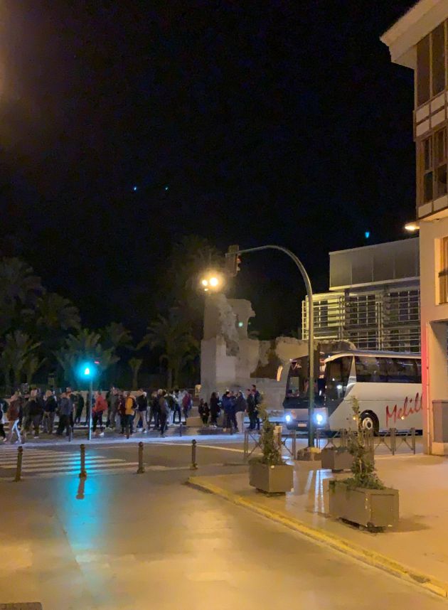 S'ha aparegut a la vora del mar una caixa que diu: 'Sóc per a Elig' S'ha aparegut a la vora del mar una caixa que diu: 'Sóc per a Elig'