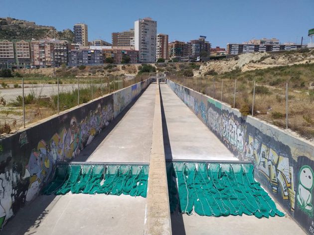 Aguas de Alicante frena el vertido de plásticos y toallitas desechables en el mar durante las lluvias Aguas de Alicante frena el vertido de plásticos y toallitas desechables en el mar durante las lluvias