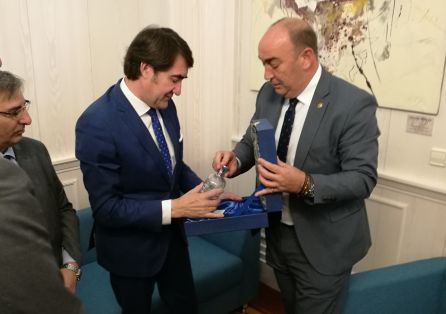 Suárez- Quiñones recibe un obsequio, de las manos del presidente de Vicente, elaborado en la Real Fábrica de la Granja Suárez- Quiñones recibe un obsequio, de las manos del presidente de Vicente, elaborado en la Real Fábrica de la Granja