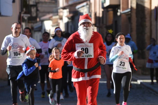 Corredores disfrazados en una 'San Silvestre' Corredores disfrazados en una 'San Silvestre'