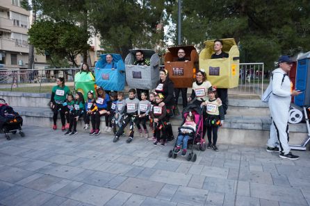 El grupo "Contenedores", primer premio de disfraces El grupo "Contenedores", primer premio de disfraces