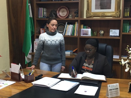 La Cónsul General de Mali en España, Gertrude Keita, plasma su rúbrica en el libro de honor del ayuntamiento de Villanueva del Arzobispo ante la mirada de la teniente de alcalde Maribel Rescalvo. La Cónsul General de Mali en España, Gertrude Keita, plasma su rúbrica en el libro de honor del ayuntamiento de Villanueva del Arzobispo ante la mirada de la teniente de alcalde Maribel Rescalvo.