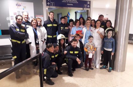 Los bomberos visitan a los txikis de Txagorritxu Los bomberos visitan a los txikis de Txagorritxu