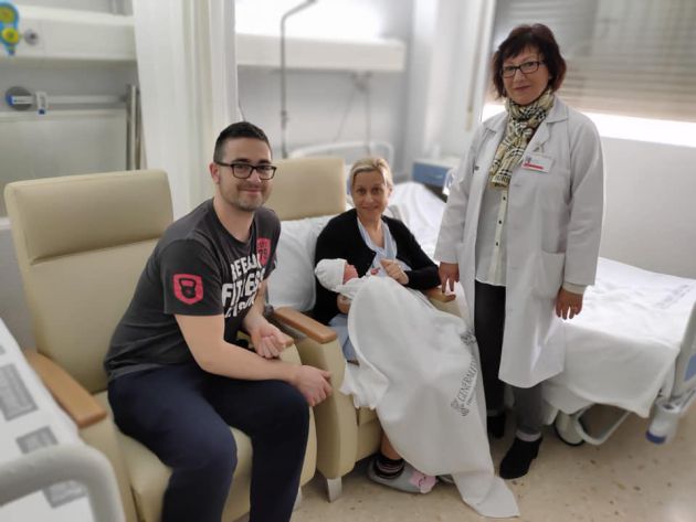Los padres junto a su pequeña y la gerente del Departamento de Salud de Elda Los padres junto a su pequeña y la gerente del Departamento de Salud de Elda