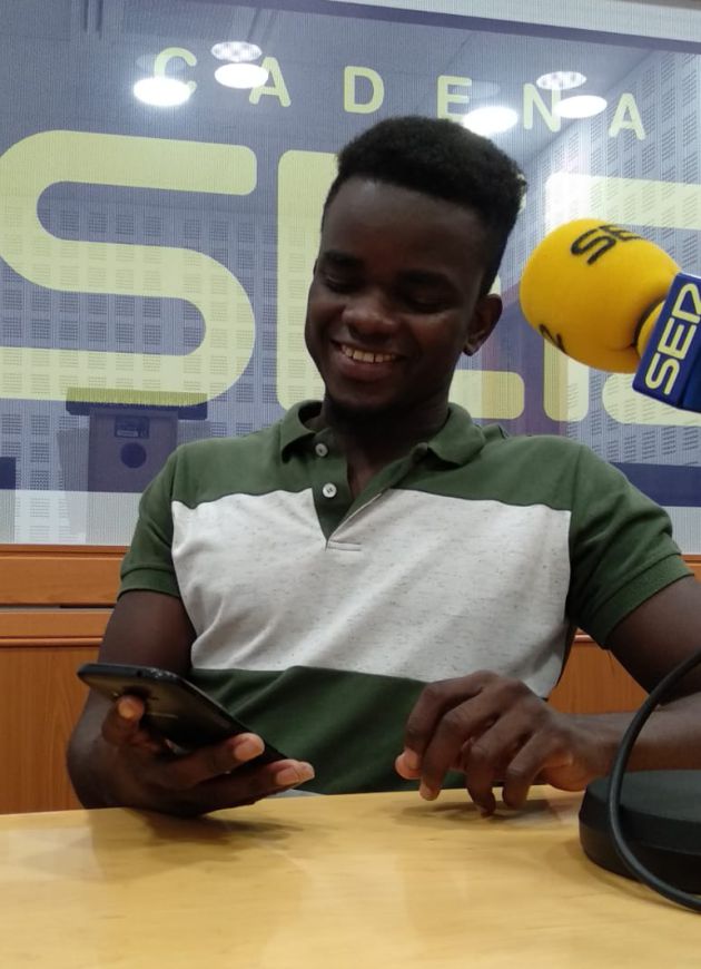 Cheik Diouf en los estudios de Radio Córdoba Cheik Diouf en los estudios de Radio Córdoba