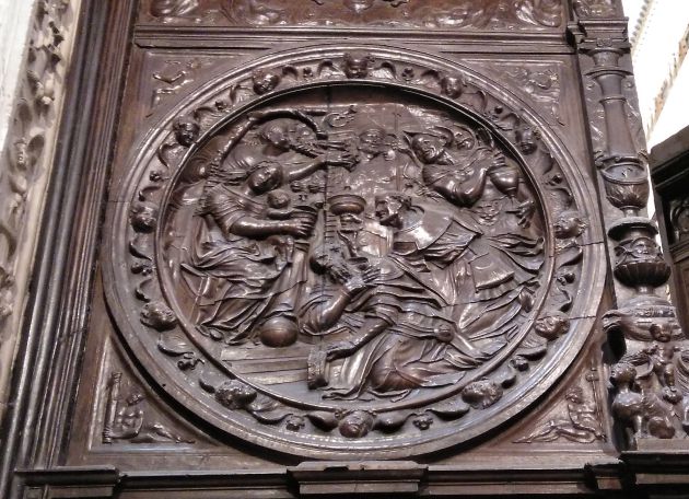 Los Reyes Magos en el Medallón de la puerta de la Sala Capitular, atribuida a Berruguete. Los Reyes Magos en el Medallón de la puerta de la Sala Capitular, atribuida a Berruguete.