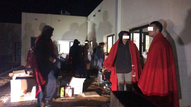 Algunos de los inmigrantes llegados a La Graciosa, en los exteriores del Consultorio de Caleta de Sebo. Algunos de los inmigrantes llegados a La Graciosa, en los exteriores del Consultorio de Caleta de Sebo.
