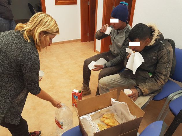 Los vecinos y comerciantes de La Graciosa no han dudado en proporcionar ropa y comida a los localizados. Los vecinos y comerciantes de La Graciosa no han dudado en proporcionar ropa y comida a los localizados.