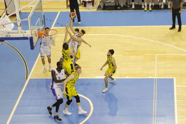 Imagen del partido entre HLA Alicante y Canoe en el Ferrándiz Imagen del partido entre HLA Alicante y Canoe en el Ferrándiz