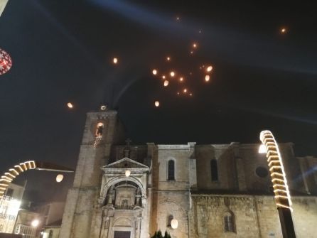 La Plaza Mayor de Roa lució así tras la suelta de los farolillos iluminados en la Cabalgata de Reyes. La Plaza Mayor de Roa lució así tras la suelta de los farolillos iluminados en la Cabalgata de Reyes.