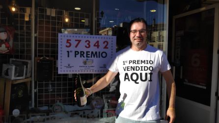 Sergi Escrihuela, propietario de Les Graes, donde de ha vendido el 1º premio Sergi Escrihuela, propietario de Les Graes, donde de ha vendido el 1º premio