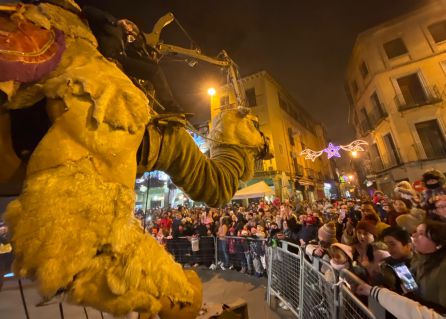 El camello de la compañia Paris Benarés saluda al público El camello de la compañia Paris Benarés saluda al público