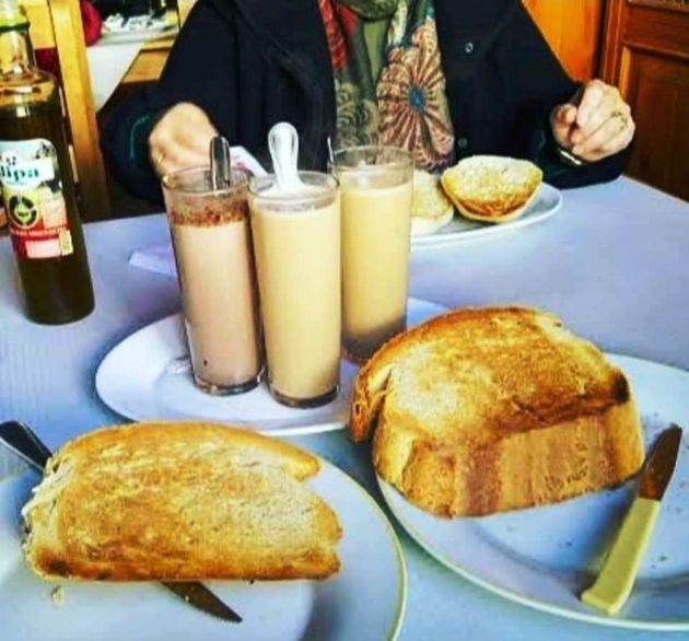 Rebanadas camperas y cafés en vasos de tubo en El Pollo II, en el Polígono de El Portal Rebanadas camperas y cafés en vasos de tubo en El Pollo II, en el Polígono de El Portal