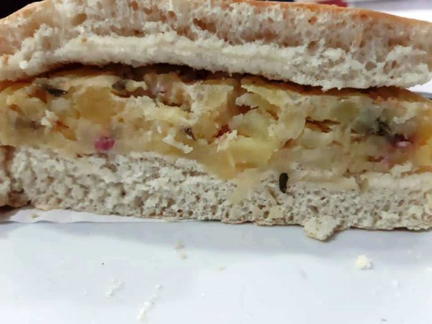 Medio mollete con tortipizza de El Trypi, en el Polígono Bertola Medio mollete con tortipizza de El Trypi, en el Polígono Bertola