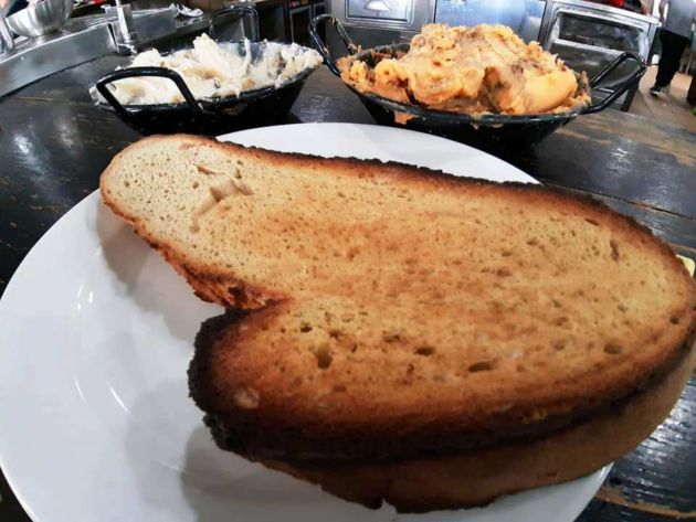 Rebanada de pan de campo y mantecas en el bar Ciudad del Transporte Rebanada de pan de campo y mantecas en el bar Ciudad del Transporte