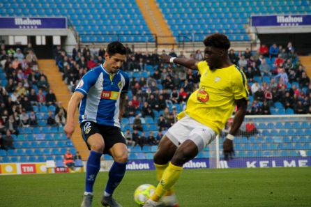 El mediocentro canario Yeray González en el partido ante el Ejea en el Rico Pérez El mediocentro canario Yeray González en el partido ante el Ejea en el Rico Pérez