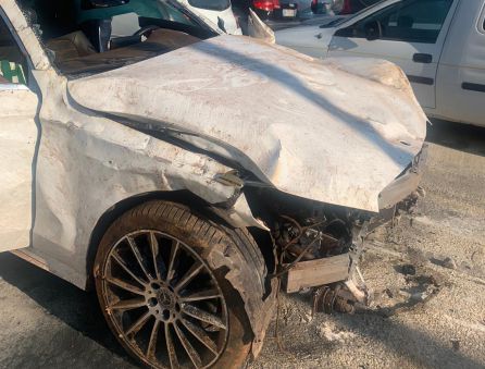 Coche destrozado tras el atropello de un jabalí Coche destrozado tras el atropello de un jabalí