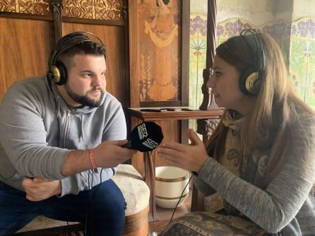 Moment de l'entrevista amb la directora de la Casa Navàs, Sílvia Sagalà, al segon pis de l'edifici modernista. Moment de l'entrevista amb la directora de la Casa Navàs, Sílvia Sagalà, al segon pis de l'edifici modernista.