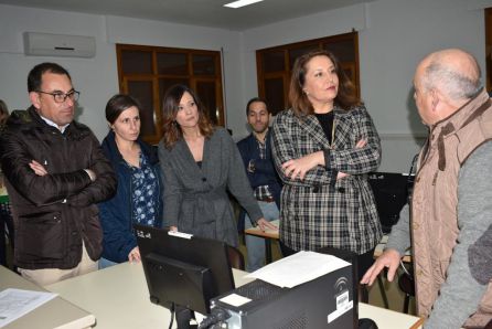 Un profesor del centro explica algunos aspectos a la consejera Un profesor del centro explica algunos aspectos a la consejera