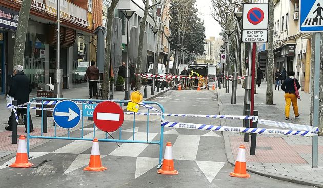 El atasco de tuberías obliga a cortar la céntrica Avenida del Rey Santo El atasco de tuberías obliga a cortar la céntrica Avenida del Rey Santo