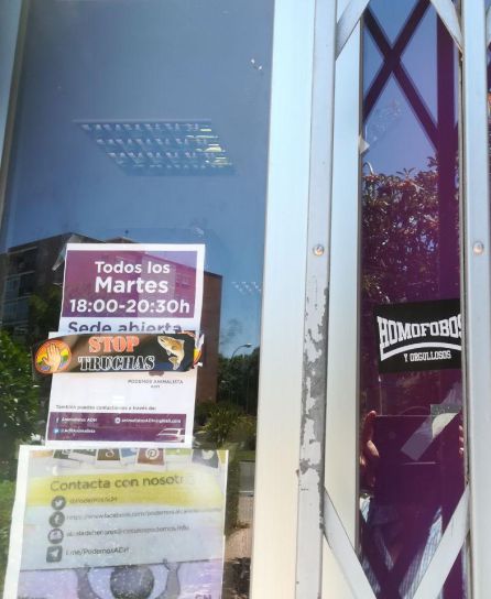 Pegatinas contra el colectivo LGTBI en la sede de Unidas Podemos en Alcalá de Henares. Pegatinas contra el colectivo LGTBI en la sede de Unidas Podemos en Alcalá de Henares.