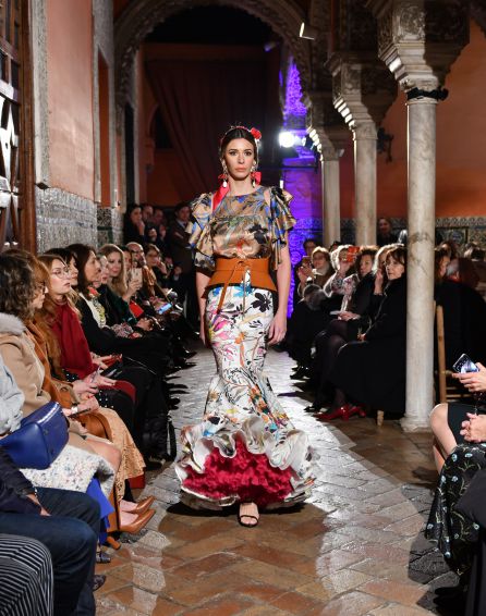 Uno de los diseños de la colección 'Gratitud', de Lina, con cinturón de piel de Lecoop Uno de los diseños de la colección 'Gratitud', de Lina, con cinturón de piel de Lecoop