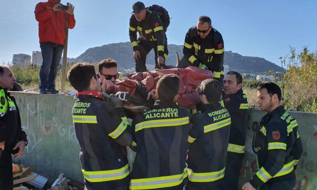 Los Bomberos del SPEIS rescatando a la mujer desaparecida Los Bomberos del SPEIS rescatando a la mujer desaparecida