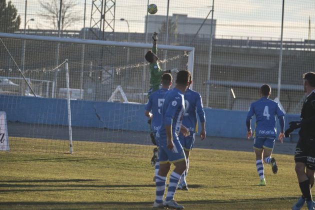 Carmona despeja un intento visitante Carmona despeja un intento visitante