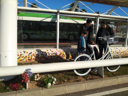 Miembros de Castelló en Bici candando la bicicleta blanca al punto en el que falleció el menor atropellado por un coche Miembros de Castelló en Bici candando la bicicleta blanca al punto en el que falleció el menor atropellado por un coche
