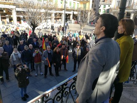 El diputado Rodrigo Jiménez junto a la responsable de VOX en la provincia Esther Nuñez durante la interpretación del himno nacional El diputado Rodrigo Jiménez junto a la responsable de VOX en la provincia Esther Nuñez durante la interpretación del himno nacional