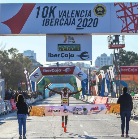 El kenyata Rhonex Kipruto, a su paso por la línea de meta de la 10K Valencia Ibercaja, en la que ha superado el récord del mundo El kenyata Rhonex Kipruto, a su paso por la línea de meta de la 10K Valencia Ibercaja, en la que ha superado el récord del mundo