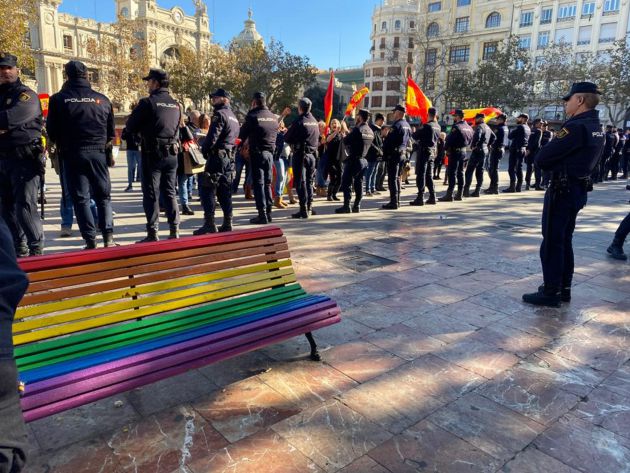 Cordón policial frente al Ayuntamiento de València que separa la Cabalgata de les Magues de Gener y quienes han intentado boicotear el desfile Cordón policial frente al Ayuntamiento de València que separa la Cabalgata de les Magues de Gener y quienes han intentado boicotear el desfile