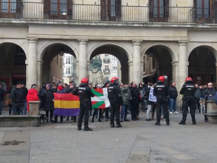 12 simpatizantes de VOX se concentran en Vitoria contra el Gobierno de Sánchez 12 simpatizantes de VOX se concentran en Vitoria contra el Gobierno de Sánchez