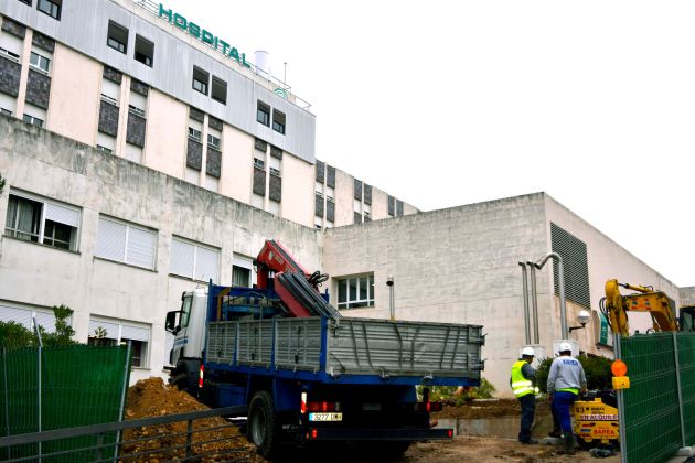 Obras en la rampa de acceso del Hospital Reina Sofía para la instalación de un nuevo equipo de resonancia magnética Obras en la rampa de acceso del Hospital Reina Sofía para la instalación de un nuevo equipo de resonancia magnética