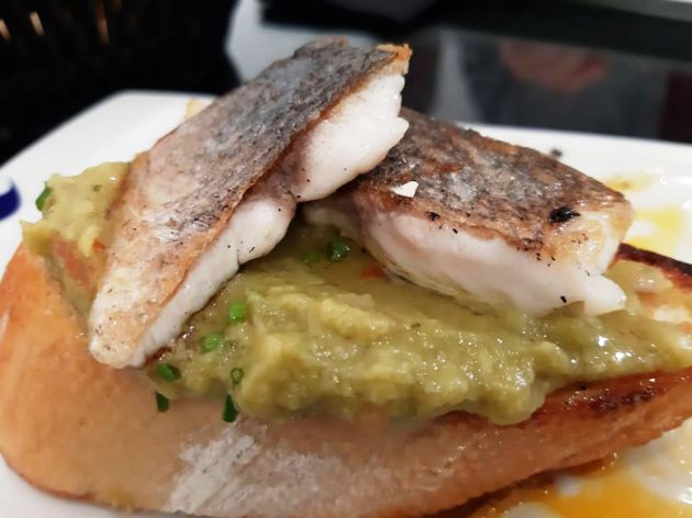 Tosta con dorada y guacamole Tosta con dorada y guacamole