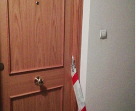 Imagen de la puerta donde han sucedido los hechos Imagen de la puerta donde han sucedido los hechos