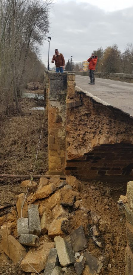 Se derrumba parte del puente de entrada a Saldaña Se derrumba parte del puente de entrada a Saldaña
