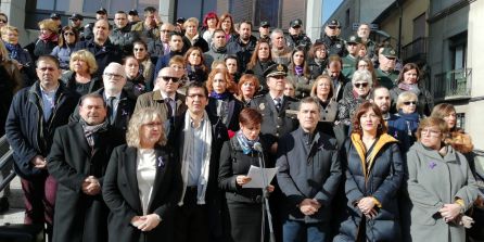 Autoridades concentradas contra el último crimen machista en Puertollano Autoridades concentradas contra el último crimen machista en Puertollano