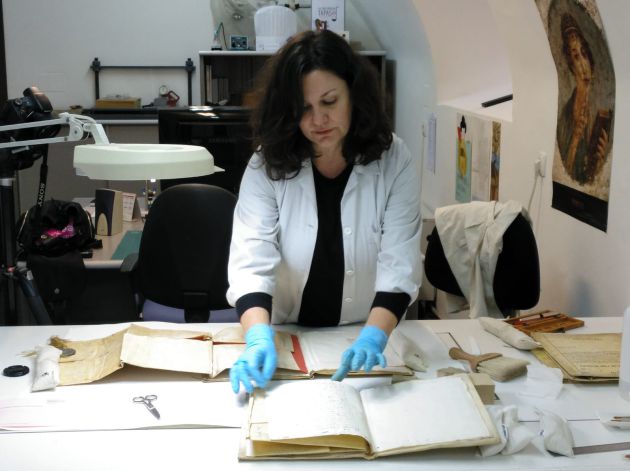 María trabajando en la restauración de los documentos María trabajando en la restauración de los documentos