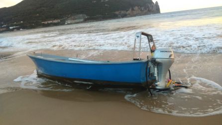 Imagen de la pequeña embarcación en la que iban los dos pescadores, varada en la playa. Imagen de la pequeña embarcación en la que iban los dos pescadores, varada en la playa.