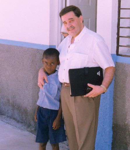 Florián Belinchón con una de los niños de Cité Soleil, en Haití. Florián Belinchón con una de los niños de Cité Soleil, en Haití.